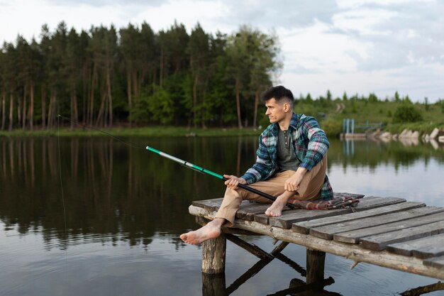 Jak wybrać idealną wędkę spinningową dla początkującego wędkarza?