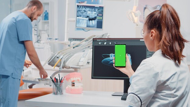 Nowoczesne podejście do implantologii: jak innowacyjne technologie zmieniają leczenie zębów