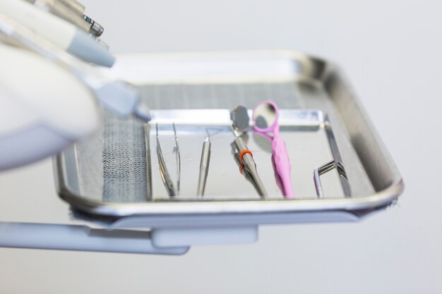 Jakie korzyści przynosi stosowanie elastycznych narzędzi NiTi w endodoncji?