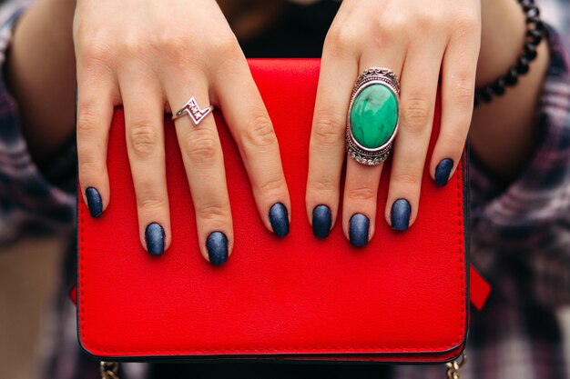 Jak stworzyć unikalny wzór na paznokciach inspirowany najnowszymi trendami mody?