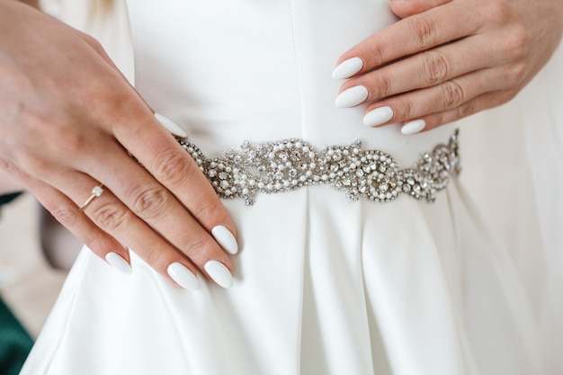 Elegancja na dłoniach: Jak wybrać idealny manicure na wyjątkowe okazje