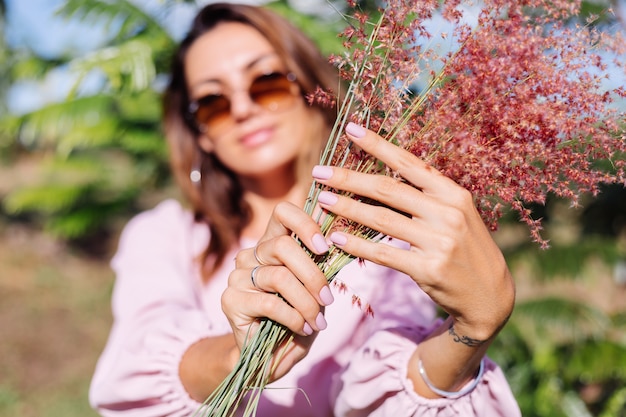 Wzory inspirowane naturą: Twój przewodnik po artystycznym manicure